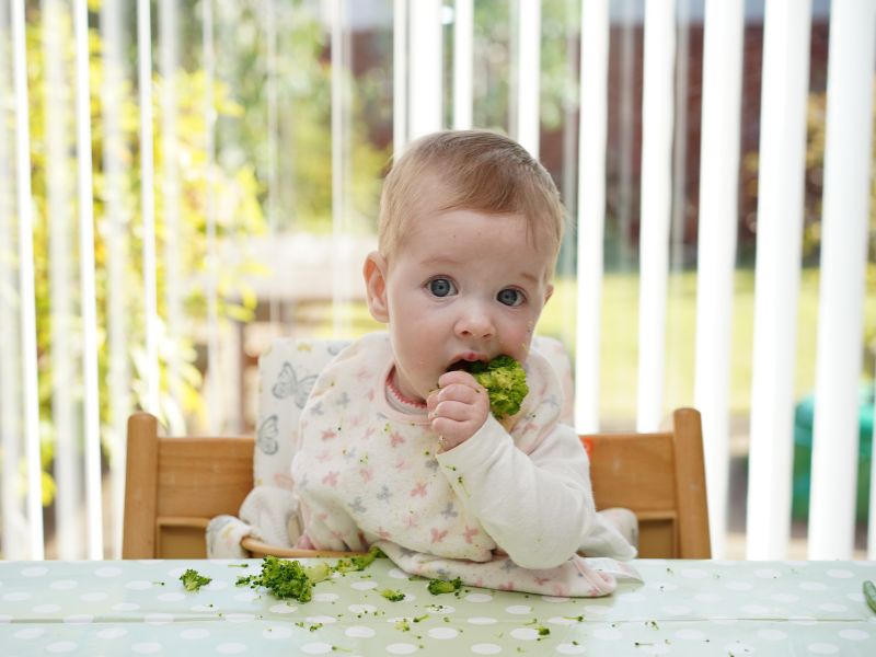 Trẻ ăn rau xanh nhiều cũng là nguyên nhân thường gặp gây ra hiện tượng đi ngoài phân xanh đen 